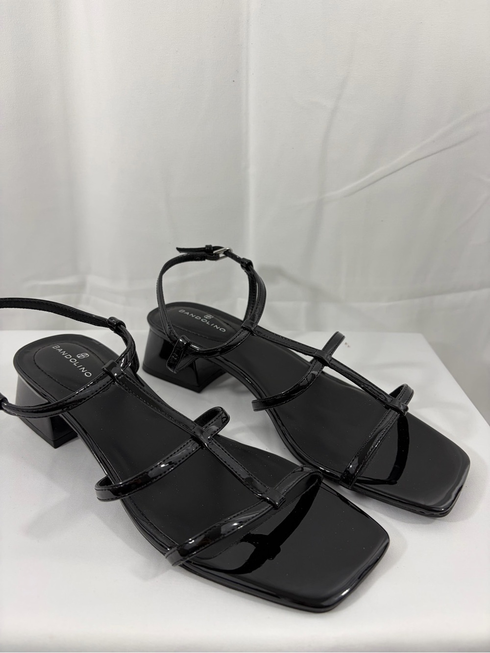 NWT Bandolino Women’s Size 8.5 Shiny Black T-Strap Block Heel Sandals